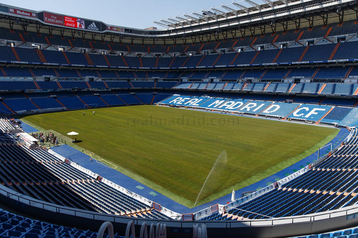 Instalacion de cesped mixto en el Santiago Bernabeu