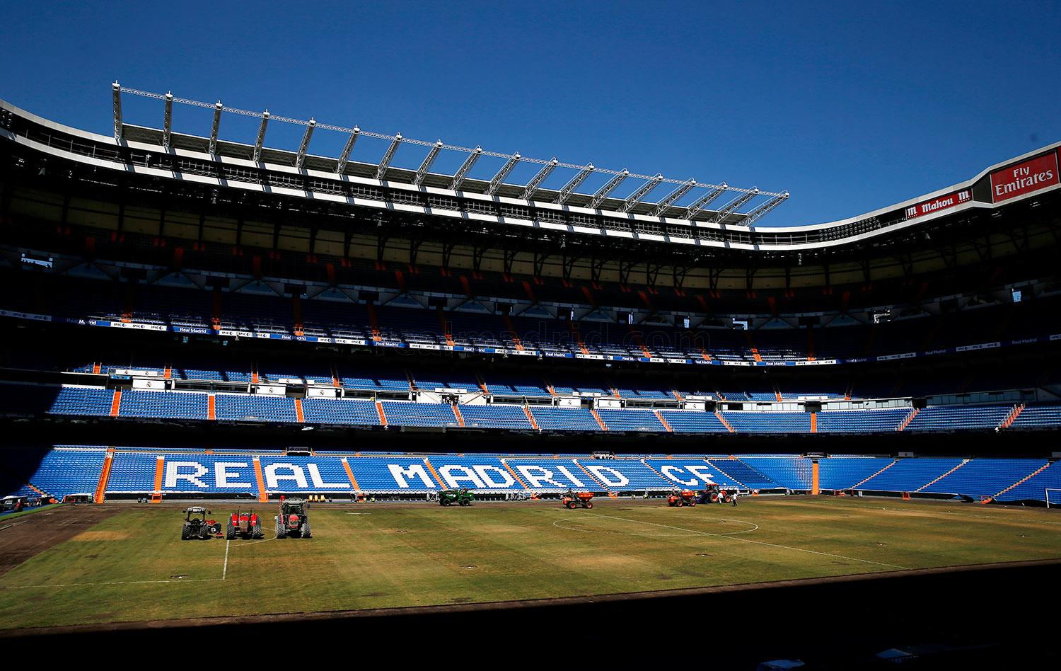 Instalacion de cesped mixto en el Santiago Bernabeu