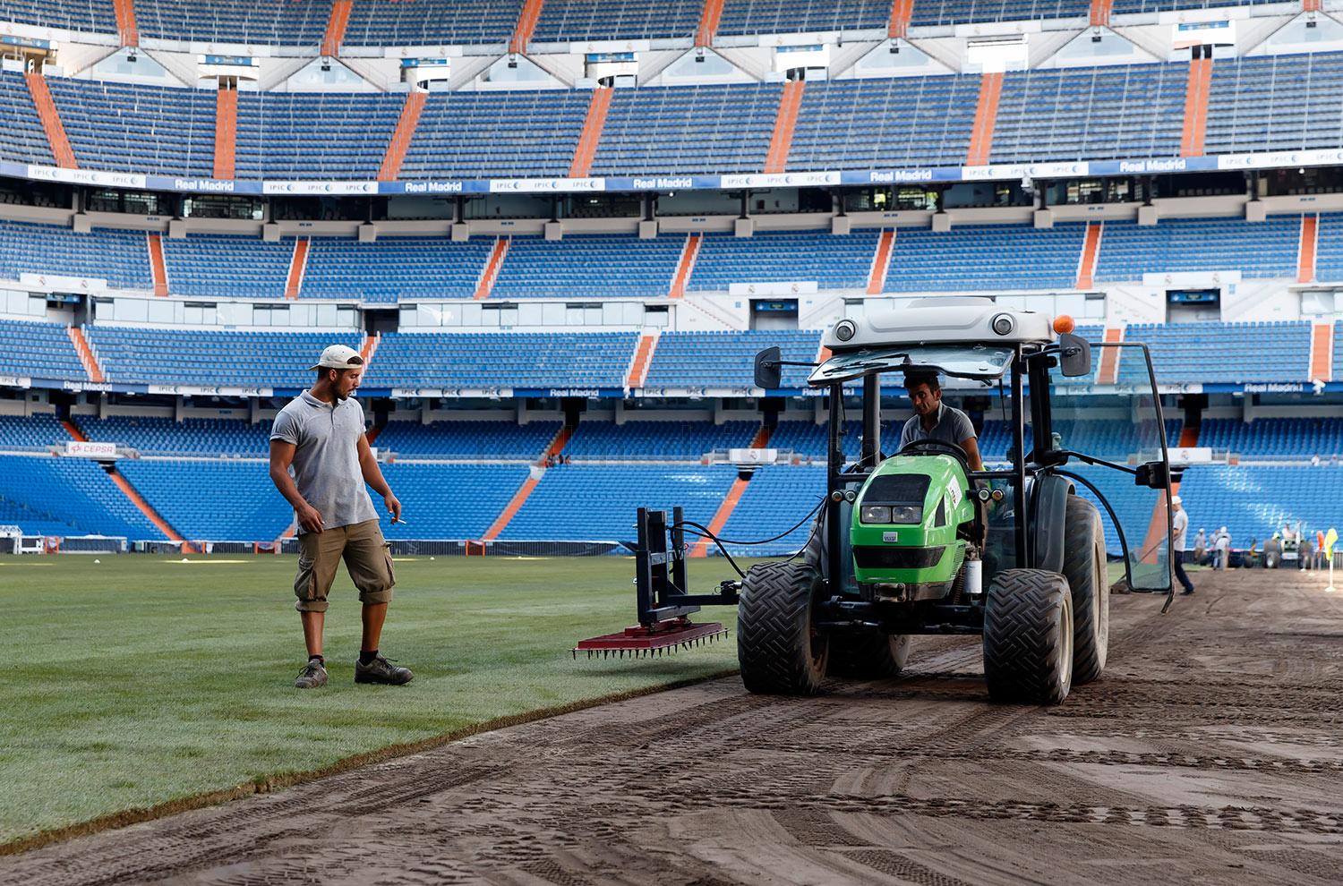 Instalacion de cesped mixto en el Santiago Bernabeu