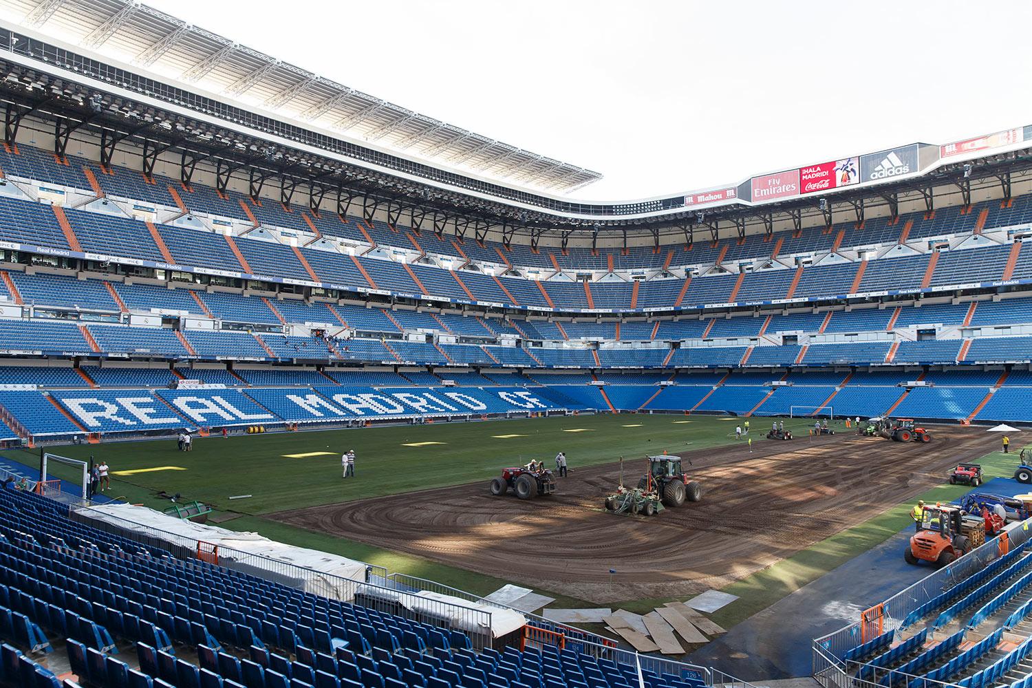 Instalacion de cesped mixto en el Santiago Bernabeu