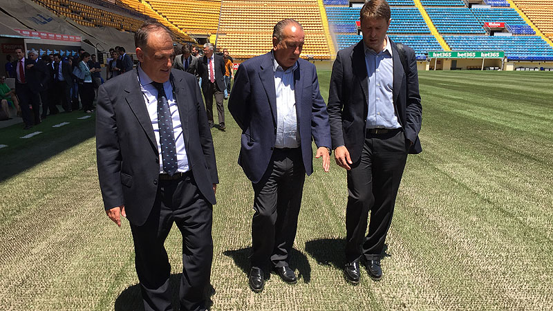 Instalacion cesped mixto en estadio del Villarreal. Tebas y Roig